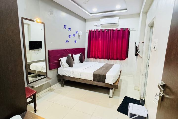 Room 5 of 11