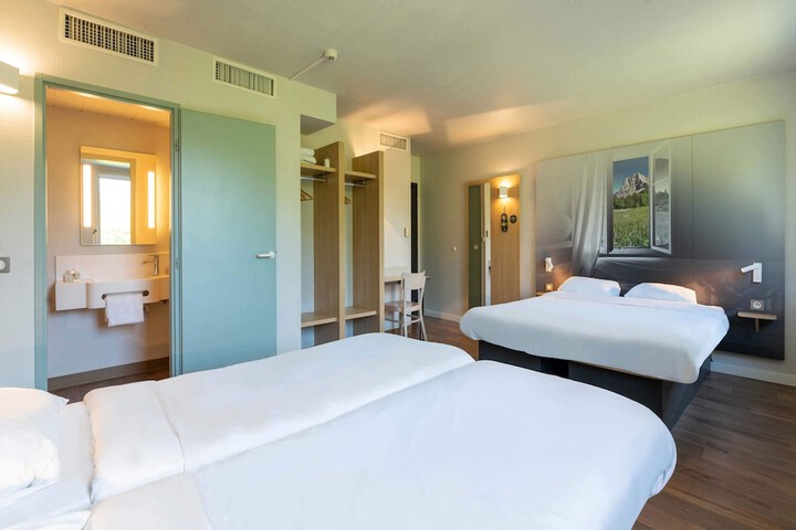 Room 17 of 40