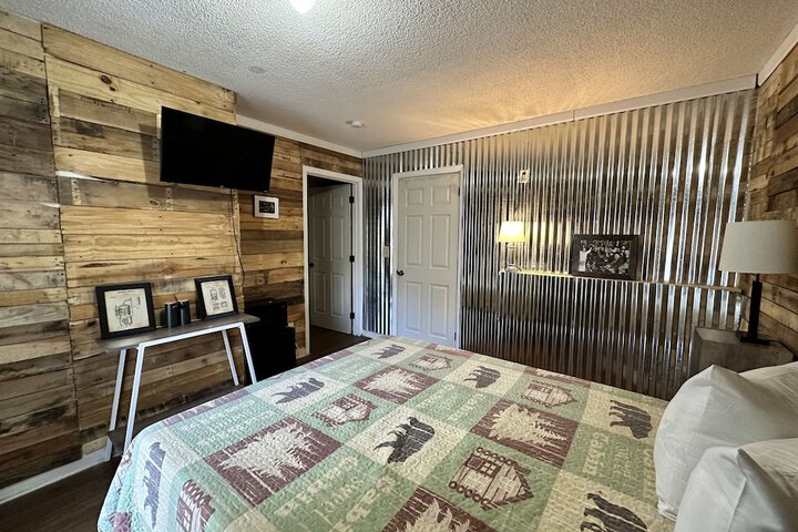 1 Queen Bed (9 of 24)