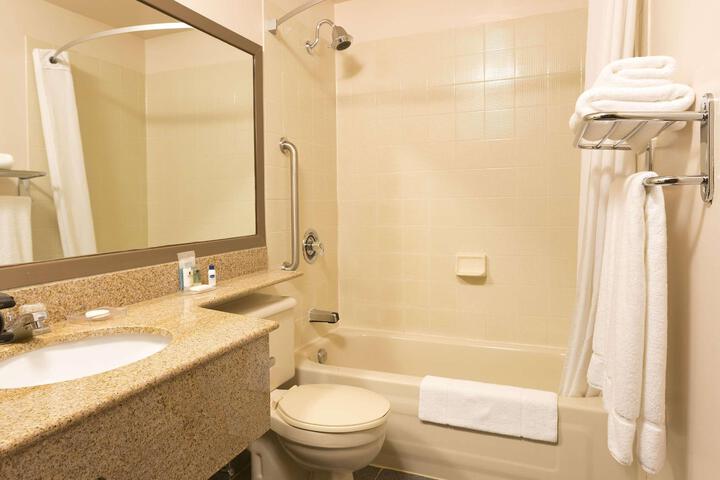 1 Queen Bed Work Desk Refrigerator Wood Floor Shower Only Full Breakfast (22 of 22)