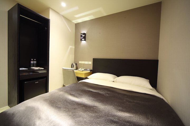 Room 11 of 31