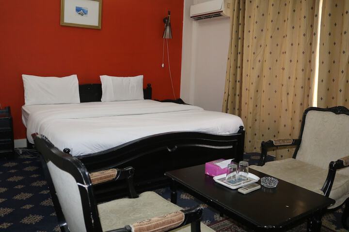 Room 5 of 18