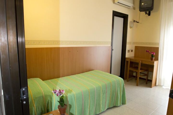 Room 10 of 33
