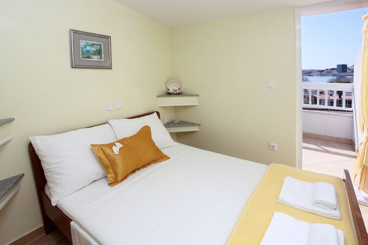 Room 5 of 32