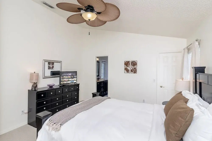 Room 3 of 28