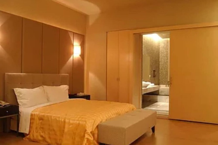 Room 18 of 33