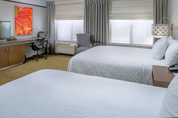 2 Queen Beds (7 of 10)