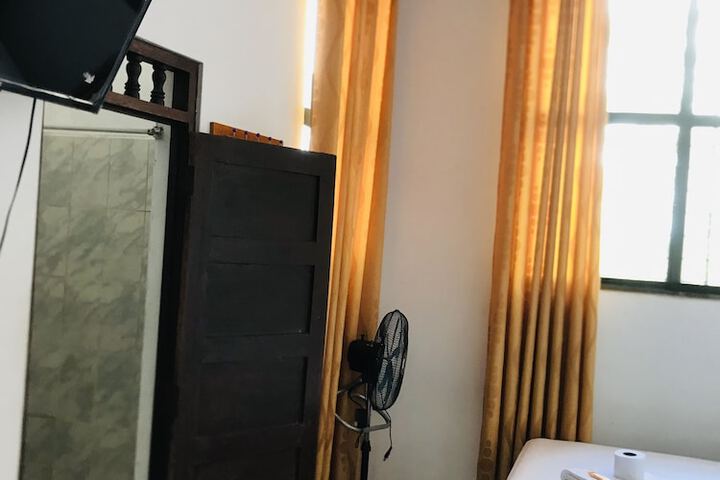 Room 7 of 18