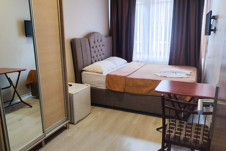 Room 9 of 25