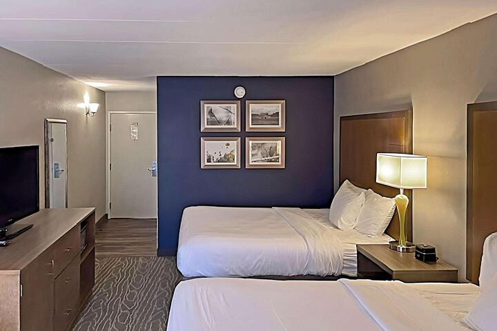 2 Queen Beds (8 of 10)