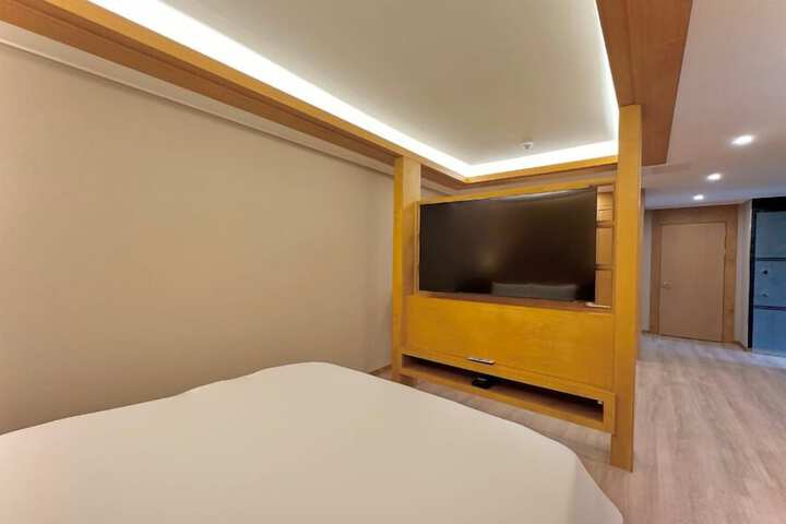 Room 17 of 38