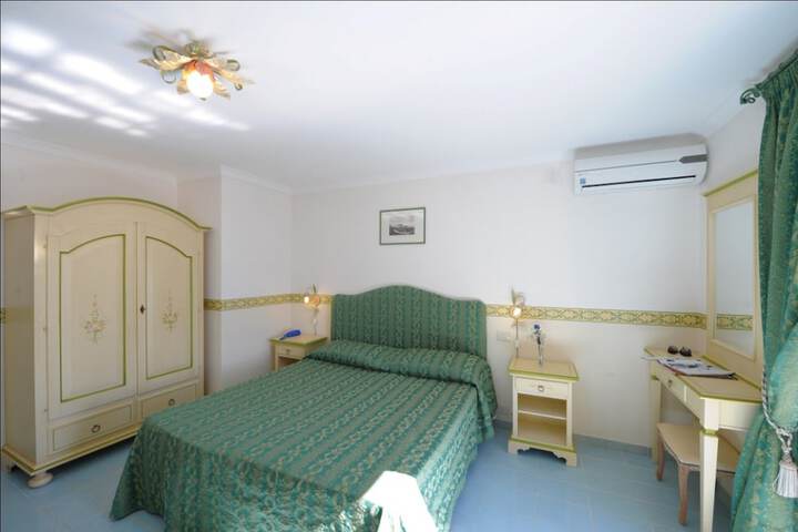 Room 6 of 37