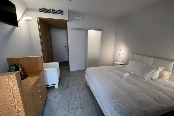 Room 6 of 64