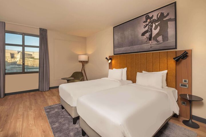 Room 18 of 106