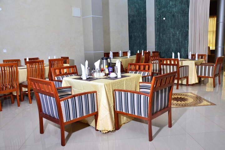 Dining 11 of 19