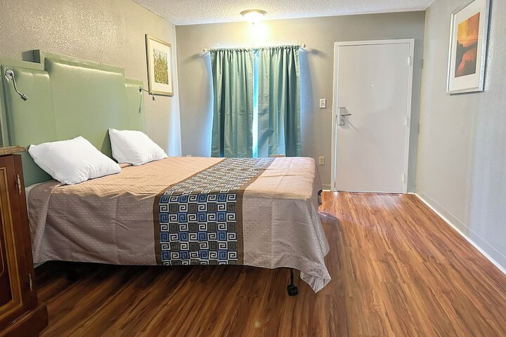 1 King Bed (18 of 21)