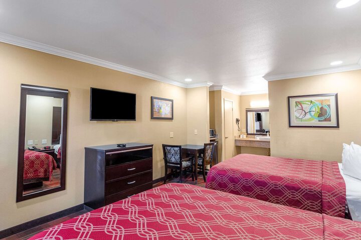 1 Queen Bed (8 of 9)