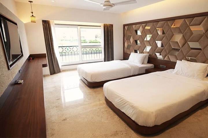 Room 2 of 10