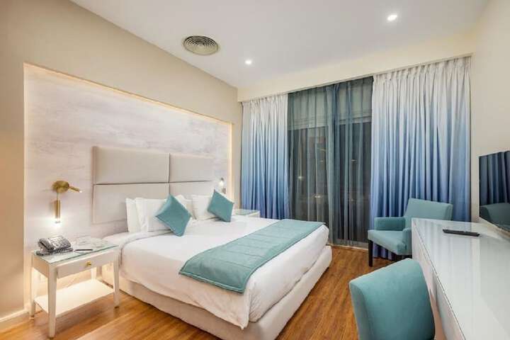 Room 34 of 102