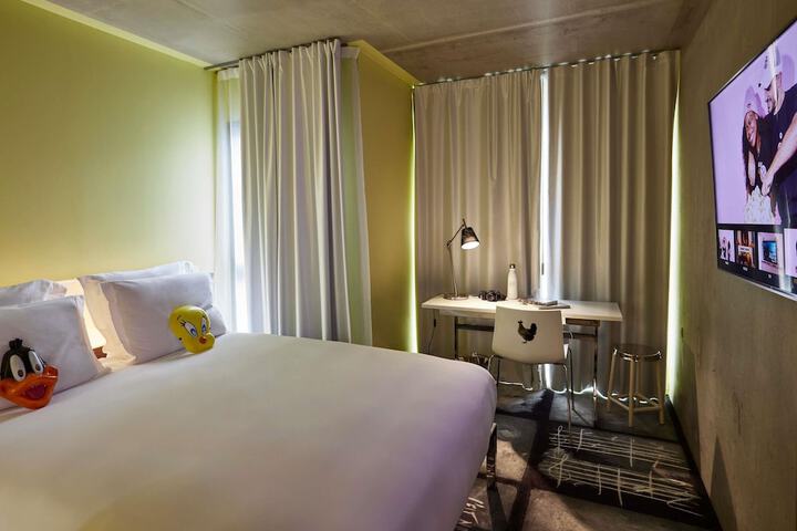 Room 34 of 151