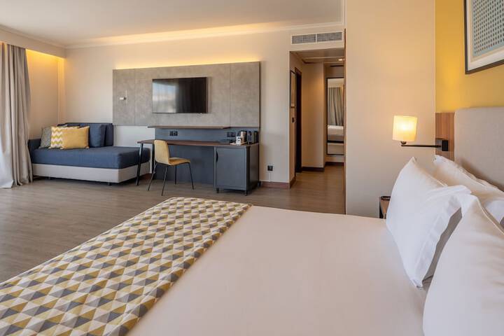Room 13 of 77