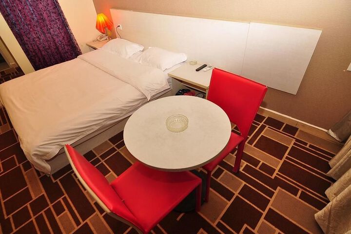 Room 7 of 90