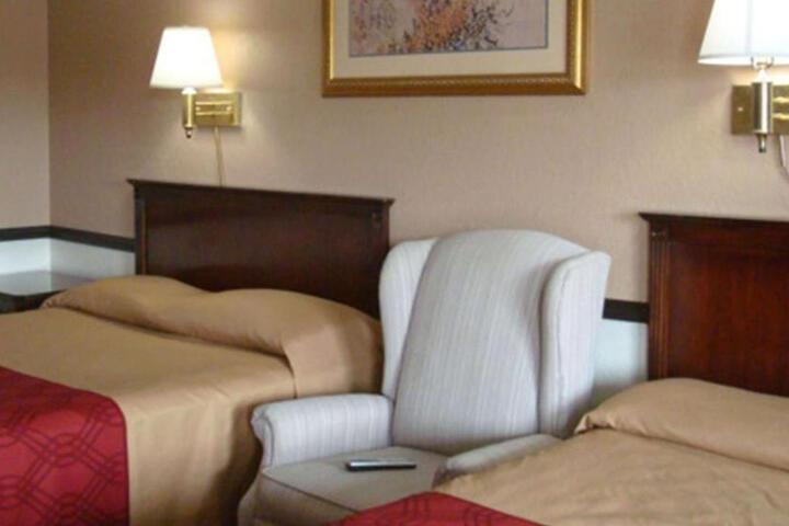 1 Queen Bed (1 of 2)