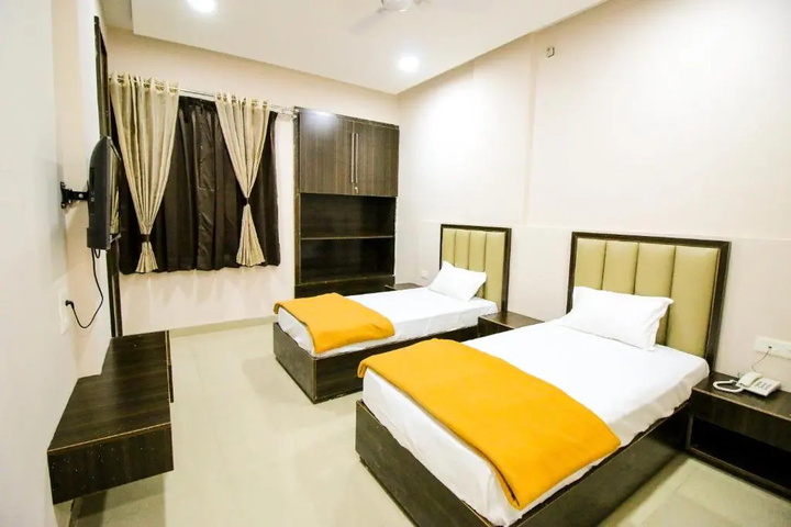 Room 4 of 12