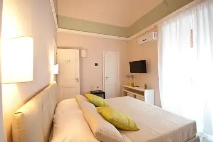 Room 5 of 12