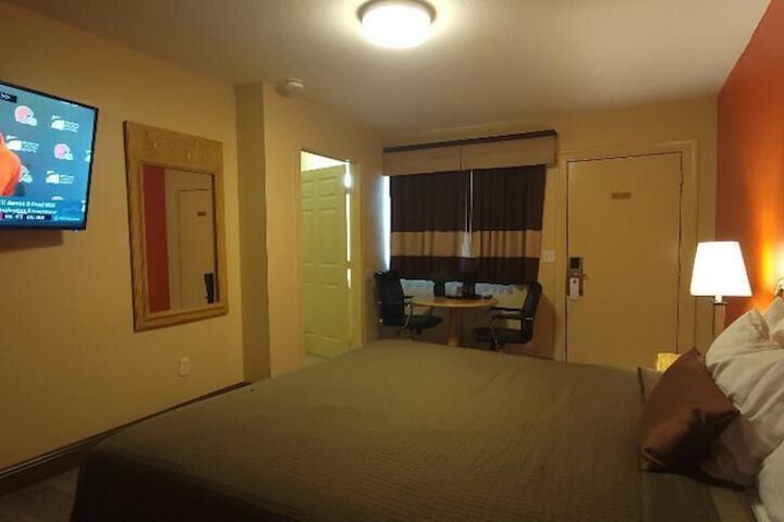 Basic Room 1 King Bed Accessible (3 of 10)