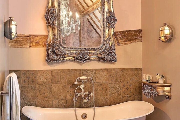Room 11 of 17