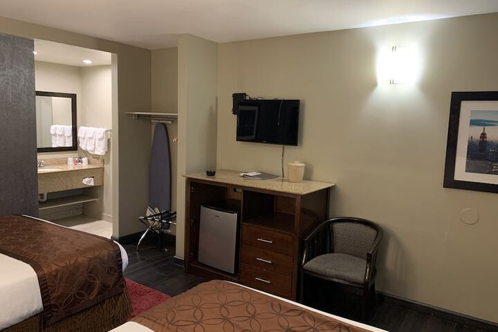 2 Queen Beds (8 of 17)