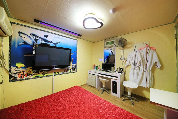 Room 10 of 13