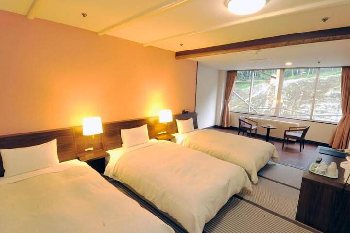 Room 8 of 27