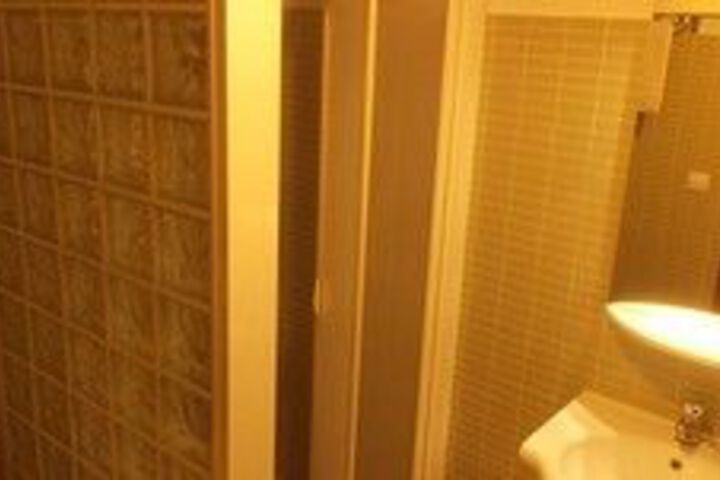 Room 4 of 68