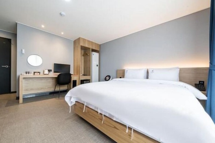 Room 32 of 67