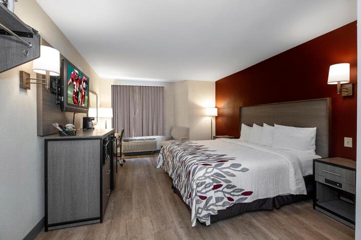 Deluxe King Bed Accessible (5 of 17)