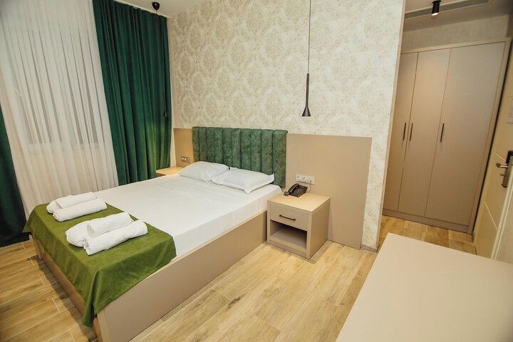 Room 6 of 13