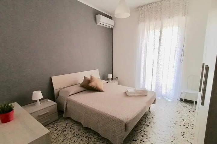 Room 5 of 12
