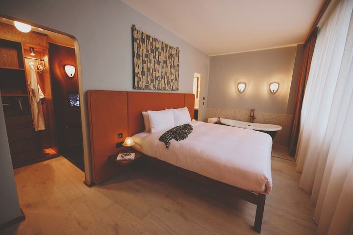 Room 32 of 63