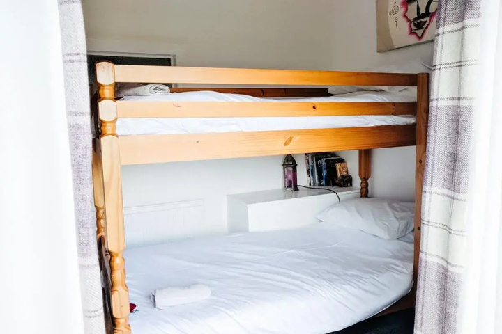 Room 5 of 11