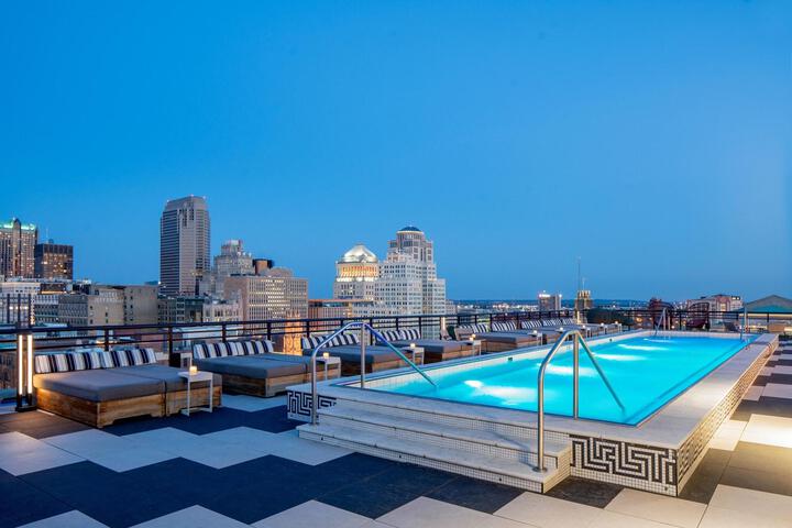 Hotel Pool