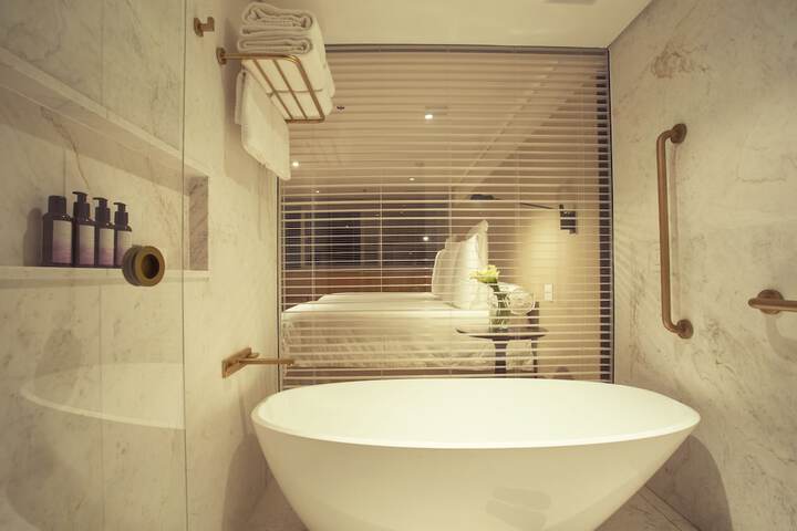 Deep soaking bathtub