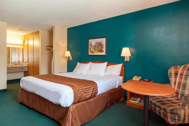 Deluxe King Bed (2 of 10)