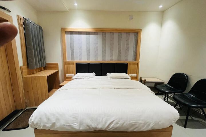 Room 7 of 8