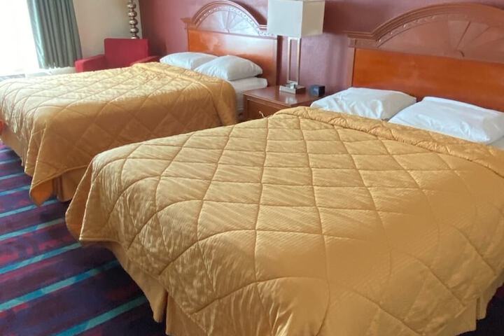 2 Queen Beds (2 of 6)