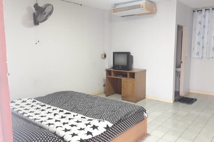 Room 7 of 33