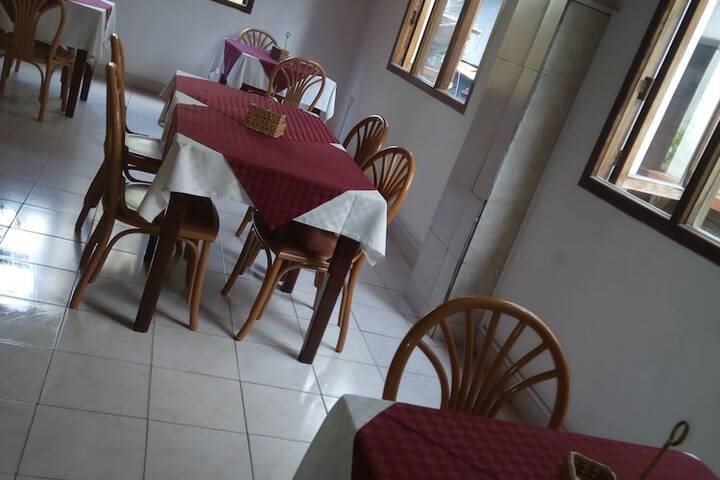 Dining 17 of 21