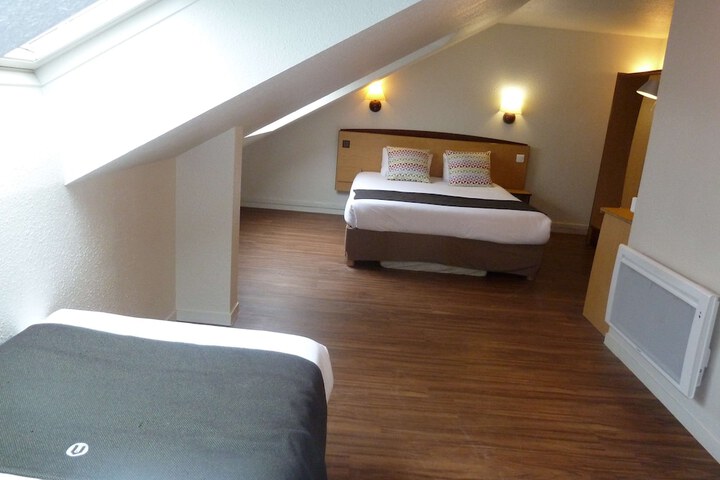 Room 4 of 68