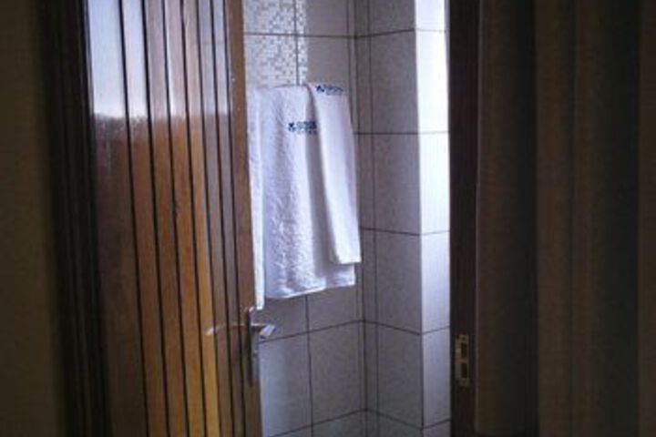 Room 2 of 32